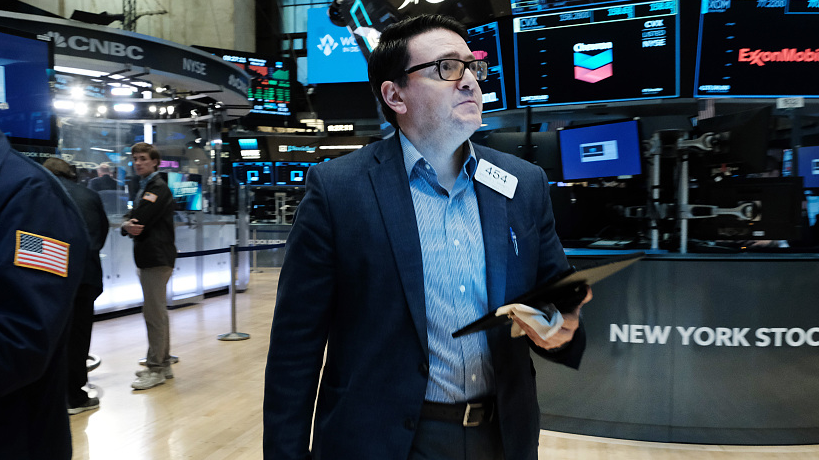 Traders work on the floor of the New York Stock Exchange (NYSE), New York City, United States, March 16, 2022. /CFP 