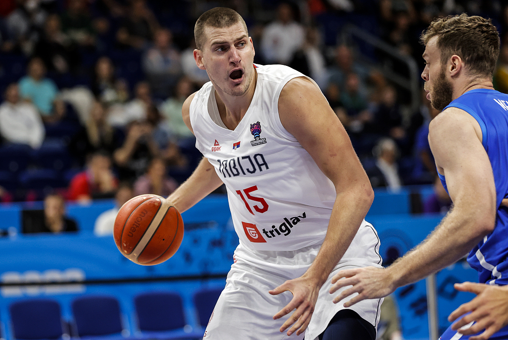Nikola Jokic (#15) of Serbia posts up in the FIBA EuroBasket 2022 Round of 16 game against Italy at Mercedes-Benz Arena in Berlin, Germany, September 11, 2022. /CFP 