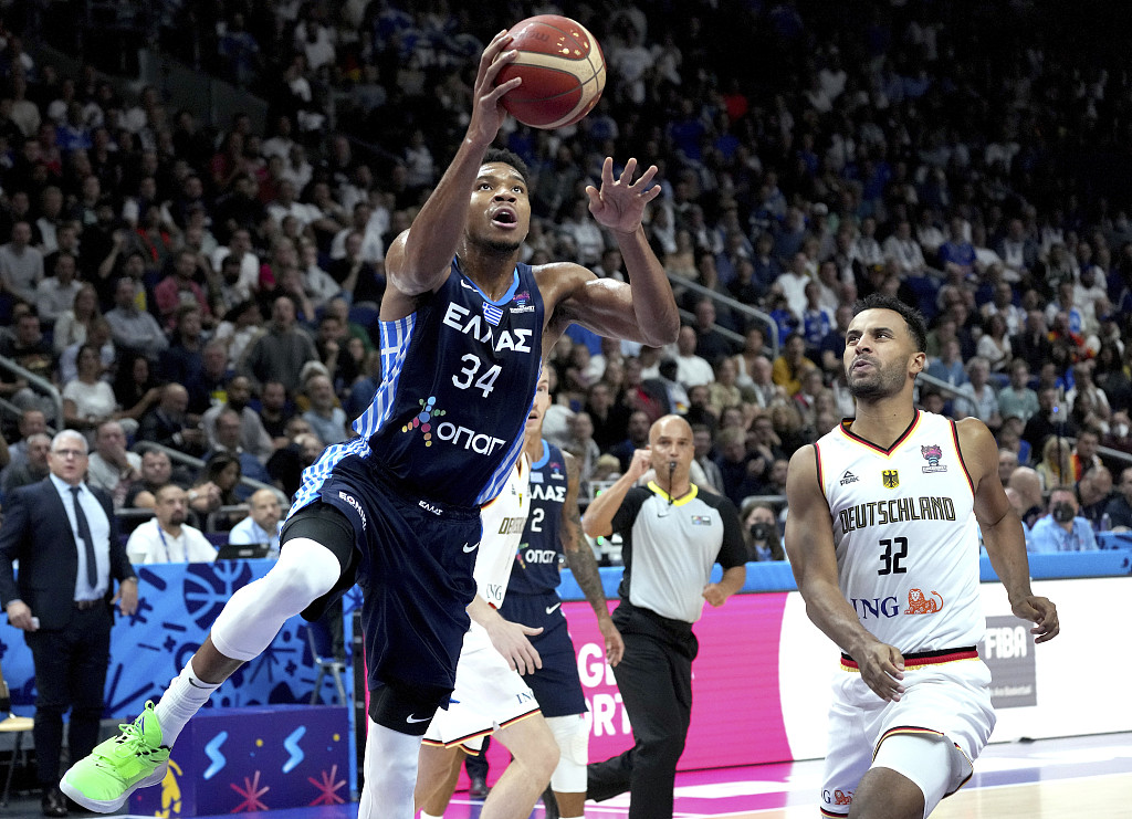Giannis Antetokounmpo (#34) of Greece drives toward the rim in the FIBA EuroBasket 2022 quarterfinals game against Germany at Mercedes-Benz Arena in Berlin, Germany, September 13, 2022. /CFP 