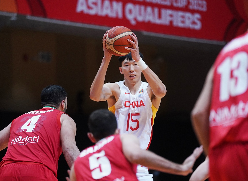 Zhou Qi (#15) of China holds the ball in the FIBA Basketball World Cup Asian Qualifier game against Iran in south China's Hong Kong Special Administrative Region, February 26, 2023. /CFP