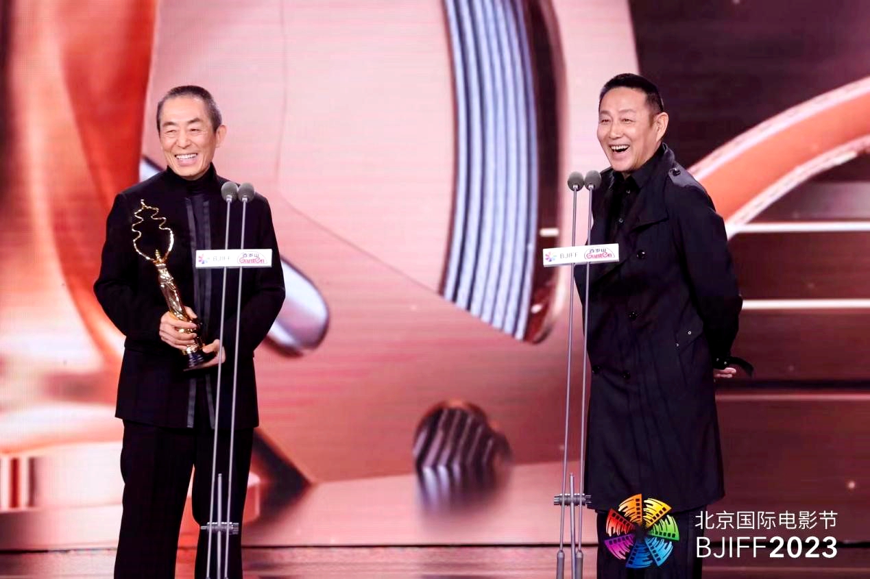 Zhang Yimou (izquierda) recibe el Premio a la Trayectoria en la ceremonia de clausura del 13° Festival Internacional de Cine de Beijing.  / BJIFF