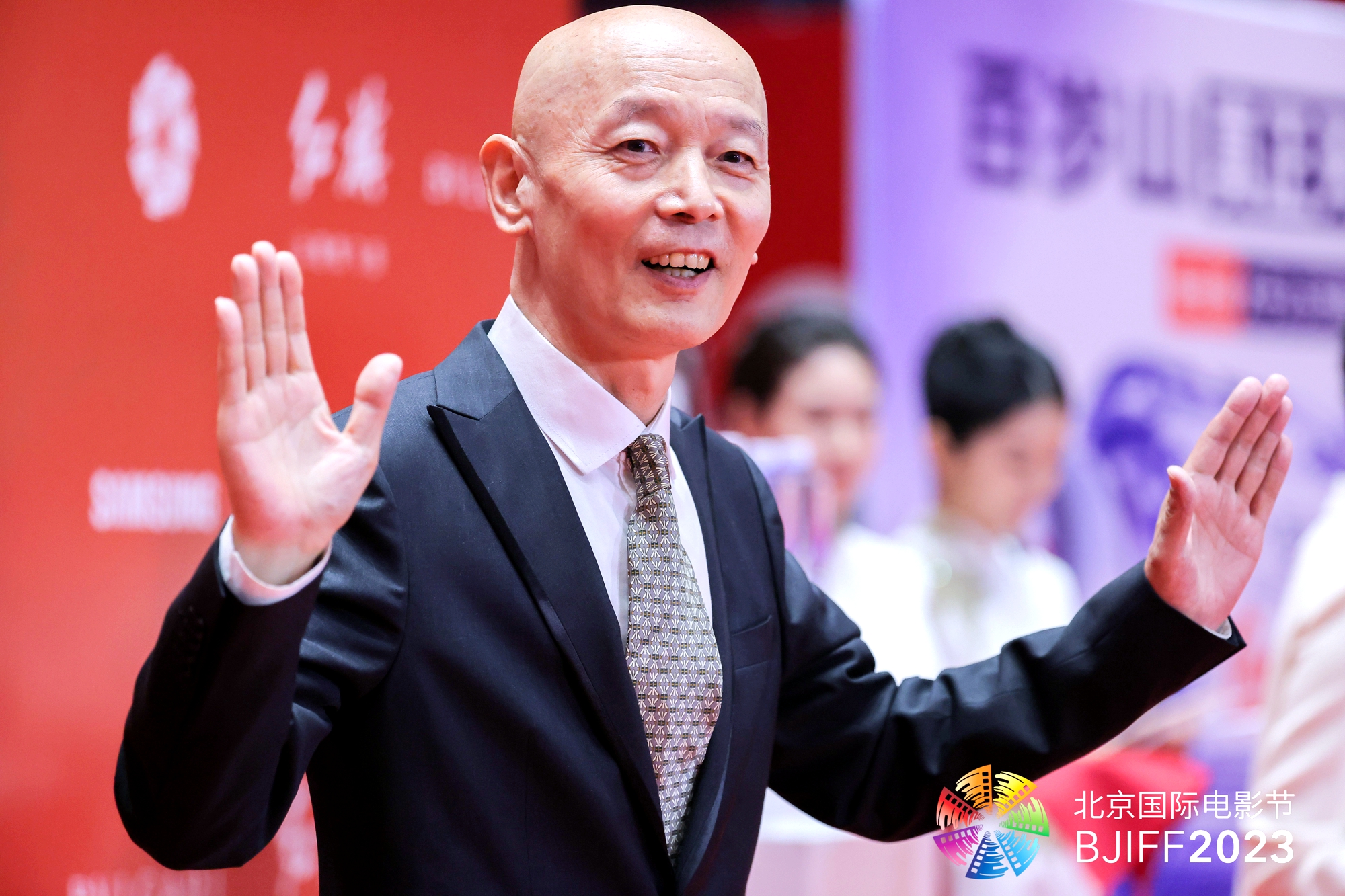 Ge You, uno de los actores de comedia más populares de China, posa para una foto en la alfombra roja durante la ceremonia de clausura del 13° Festival Internacional de Cine de Beijing.  / BJIFF