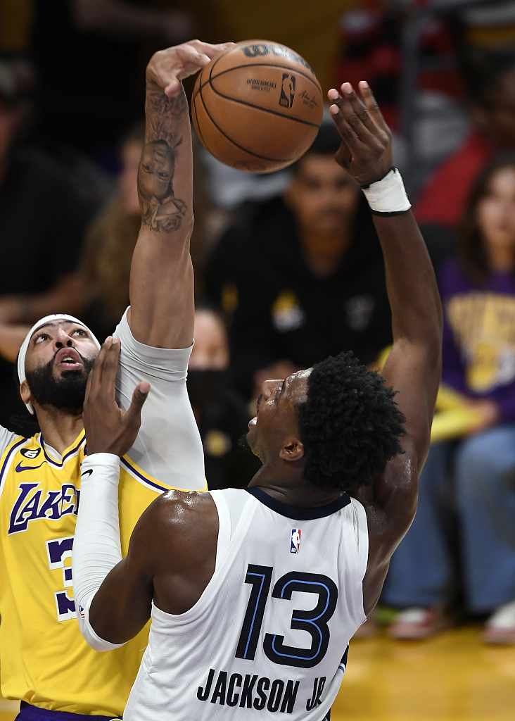 Anthony Davis (#3) of the Los Angeles Lakers blocks a shot by Jaren Jackson Jr. of the Memphis Grizzlies in Game 6 of the NBA Western Conference first-round playoffs at Crypto.com Arena in Los Angeles, California, April 28, 2023. /CFP