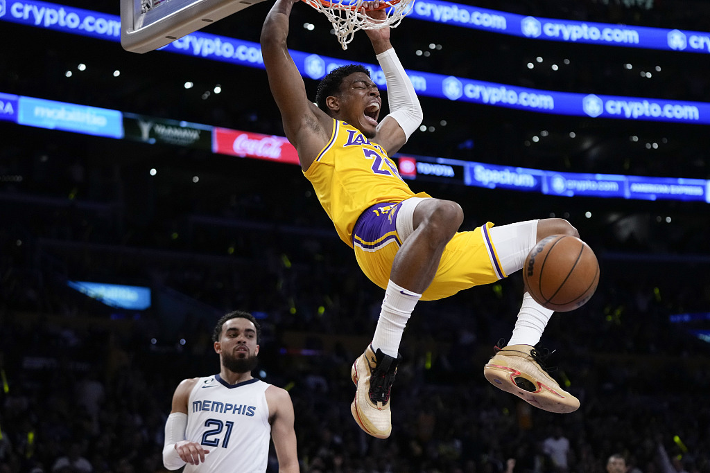 Rui Hachimura (#28) of the Los Angeles Lakers dunks in Game 6 of the NBA Western Conference first-round playoffs against the Memphis Grizzlies at Crypto.com Arena in Los Angeles, California, April 28, 2023. /CFP
