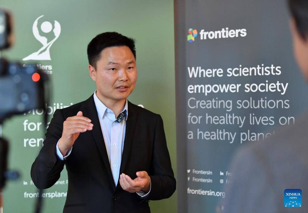 Professor Gu talks with Xinhua News Agency after winning the Frontiers Planet Prize 2023 in a new global sustainability competition, April 27, 2023. /Xinhua
