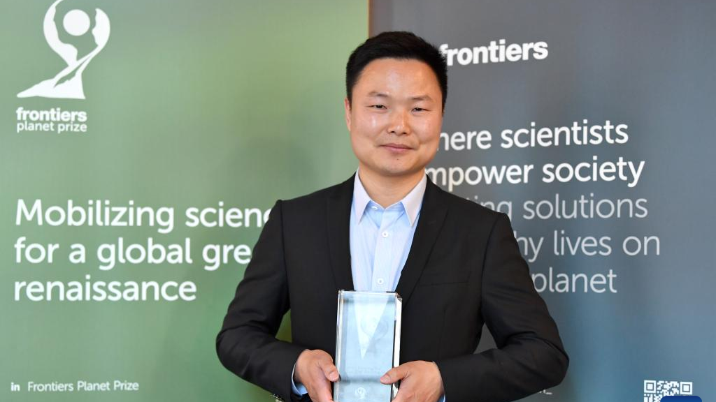 Professor Gu Baojing with Zhejiang University wins the Frontiers Planet Prize 2023 in a new global sustainability competition in Montreux, Switzerland, April 27, 2023. /Xinhua