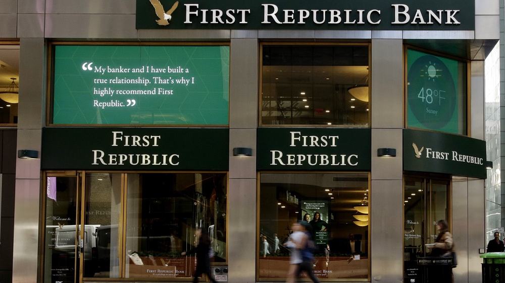 People walk near a First Republic Bank branch in New York City, United States, March 16, 2023. /CFP