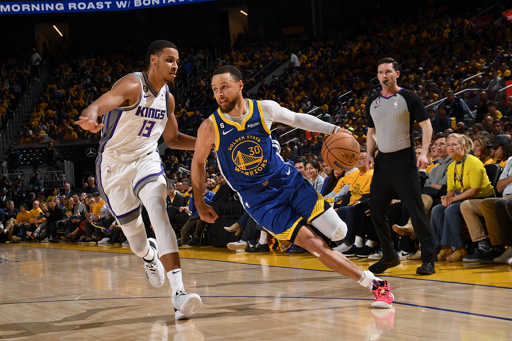 Stephen Curry (#30) of the Golden State Warriors penetrates in Game 6 of the NBA Western Conference first-round playoffs against the Sacramento Kings at the Chase Center in San Francisco, California, April 28, 2023. /CFP