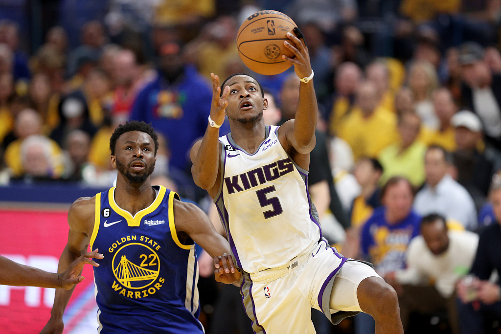 De'Aaron Fox (#5) of the Sacramento Kings drives toward the rim in Game 6 of the NBA Western Conference first-round playoffs against the Golden State Warriors at the Chase Center in San Francisco, California, April 28, 2023. /CFP