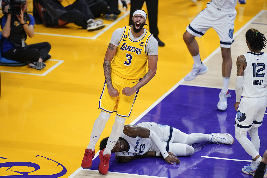 Anthony Davis (#3) of the Los Angeles Lakers reacts after dunking on Jaren Jackson Jr. (#13) of the Memphis Grizzlies in Game 6 of the NBA Western Conference first-round playoffs at Crypto.com Arena in Los Angeles, California, April 28, 2023. /CFP