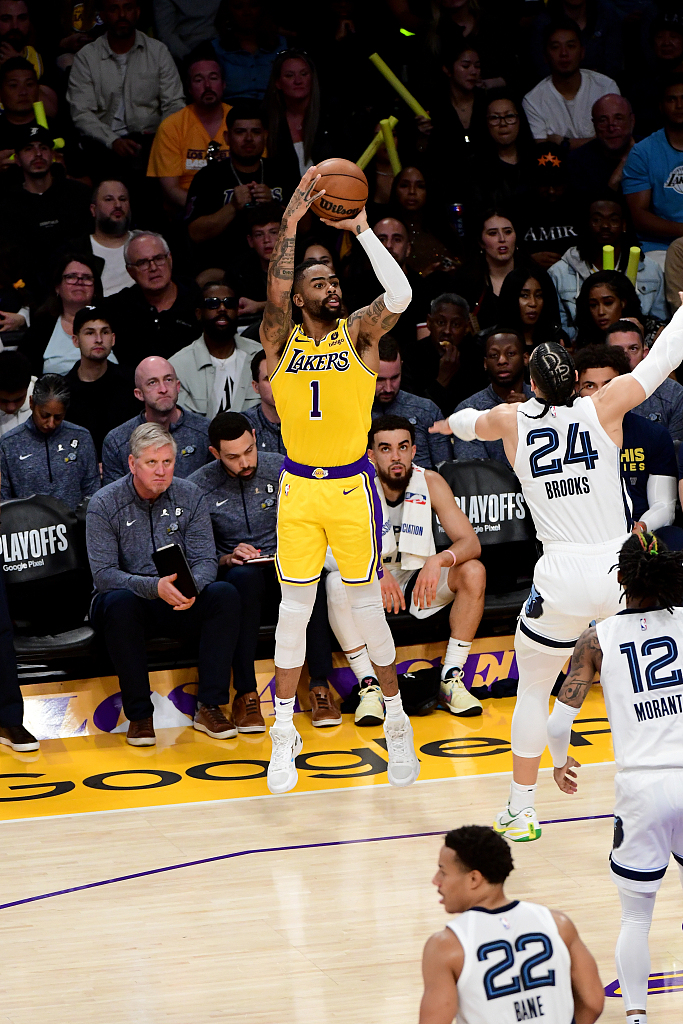D'Angelo Russell (#1) of the Los Angeles Lakers shoots in Game 6 of the NBA Western Conference first-round playoffs against the Memphis Grizzlies at Crypto.com Arena in Los Angeles, California, April 28, 2023. /CFP