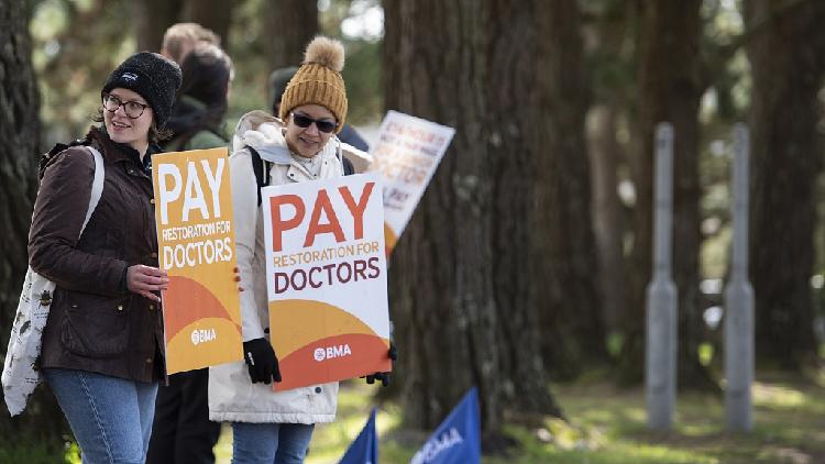 UK unions split over government's pay rise offer for health workers - CGTN