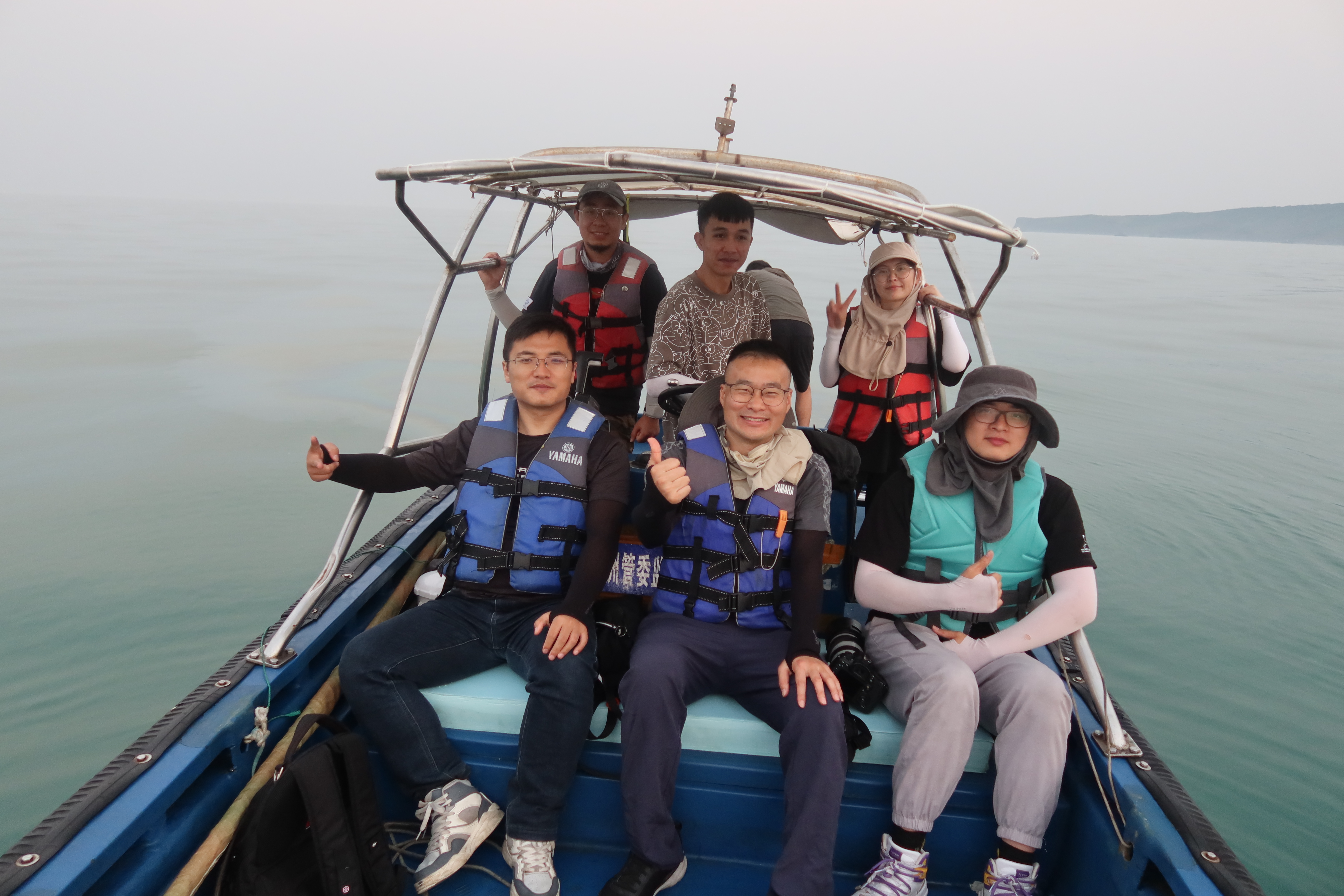 Professor Chen and his team at Nanjing Normal University, and two researchers from First Institute of Oceanography, Ministry of Nature Resources and Institute of Hydrobiology, Chinese Academy of Sciences. 