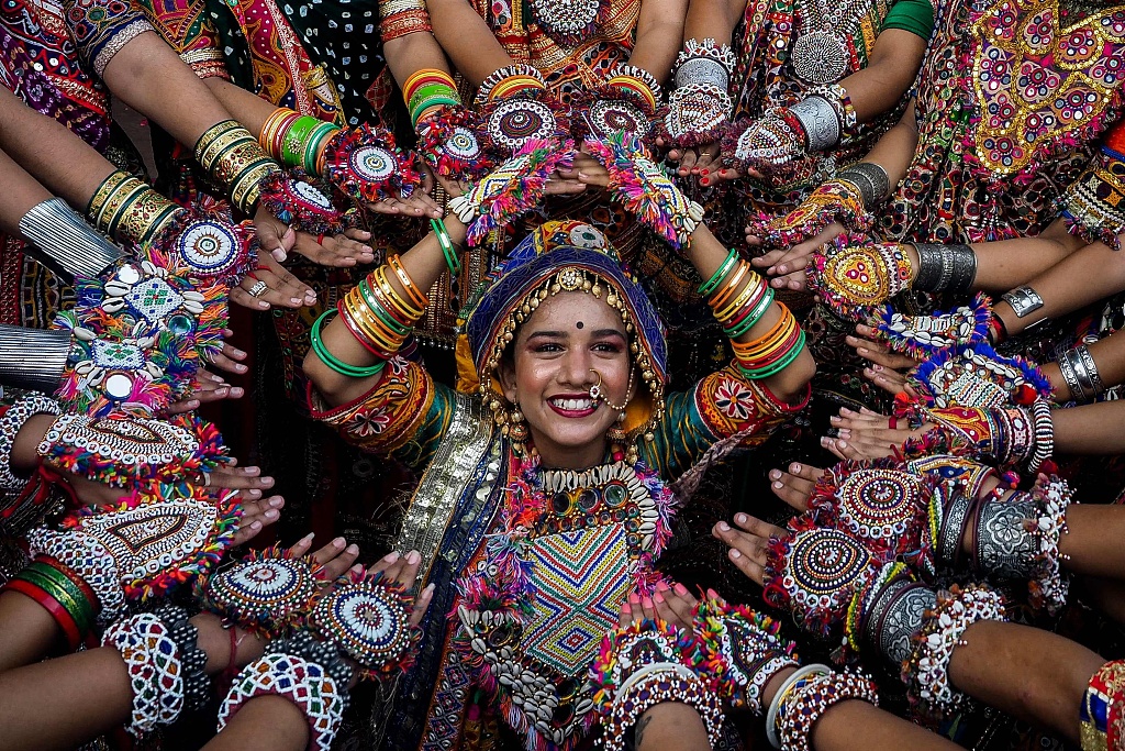 In preparation for the Navratri festival in Ahmedabad, India on September 20, 2022, members of an art group don traditional attire and practice the garba dance. /CFP