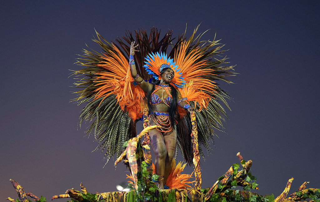 A dancer from the Rosas de Ouro samba school performs on a float during a carnival parade in Sao Paulo, Brazil on April 24, 2022. /CFP