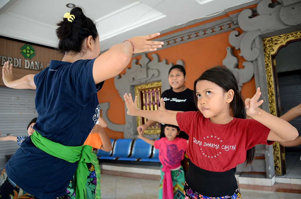 Balinese children practice a traditional dance at Banjar Tengah Sidakarya in Denpasar on Indonesia's resort island of Bali on December 13, 2020. /CFP