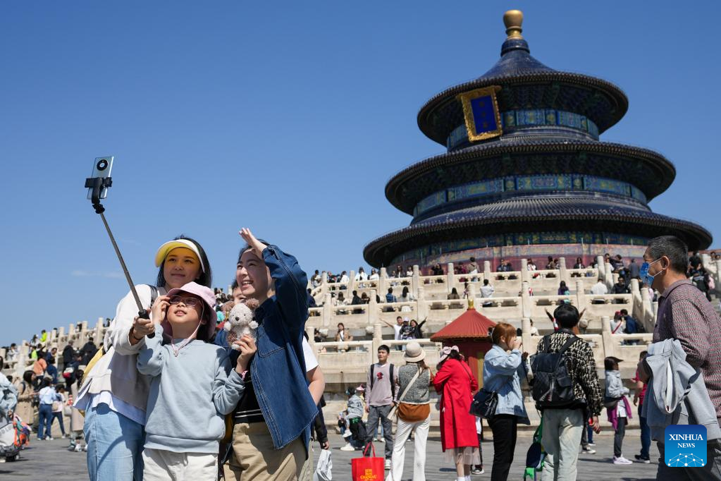 2023 年 4 月 29 日，人们在中国首都北京的天坛自拍。/新华社