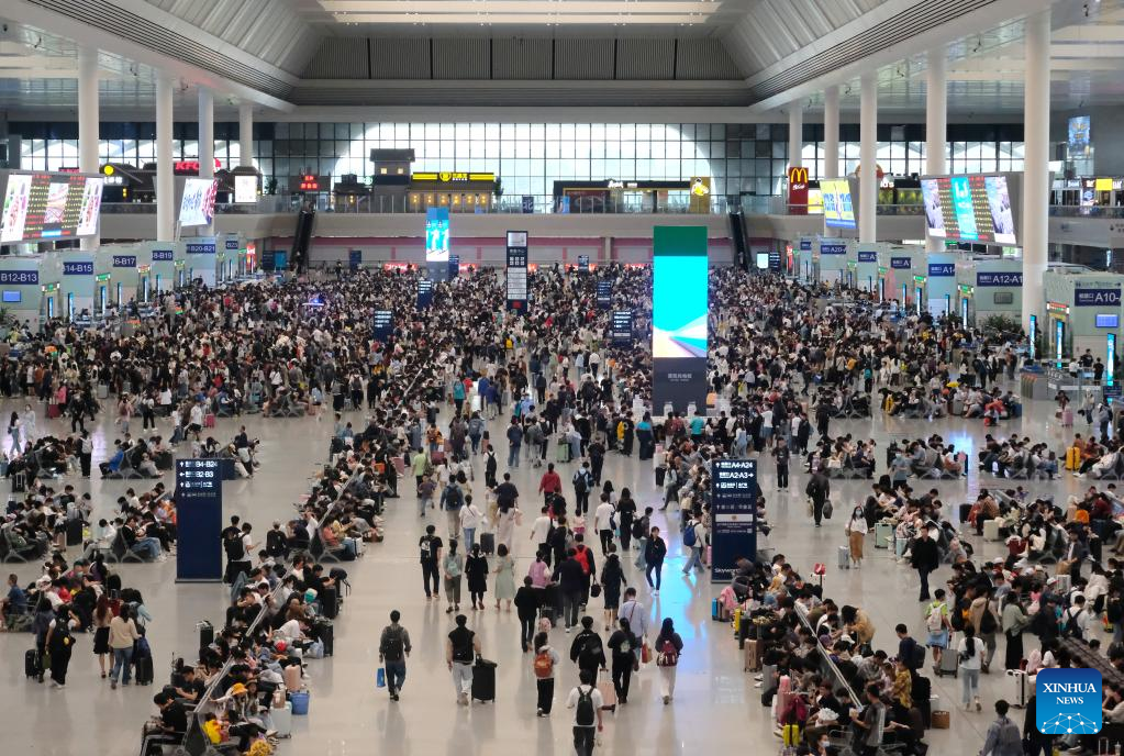 2023 年 4 月 29 日，乘客在中国南方广西壮族自治区南宁市南宁火车东站等候上车。/新华社