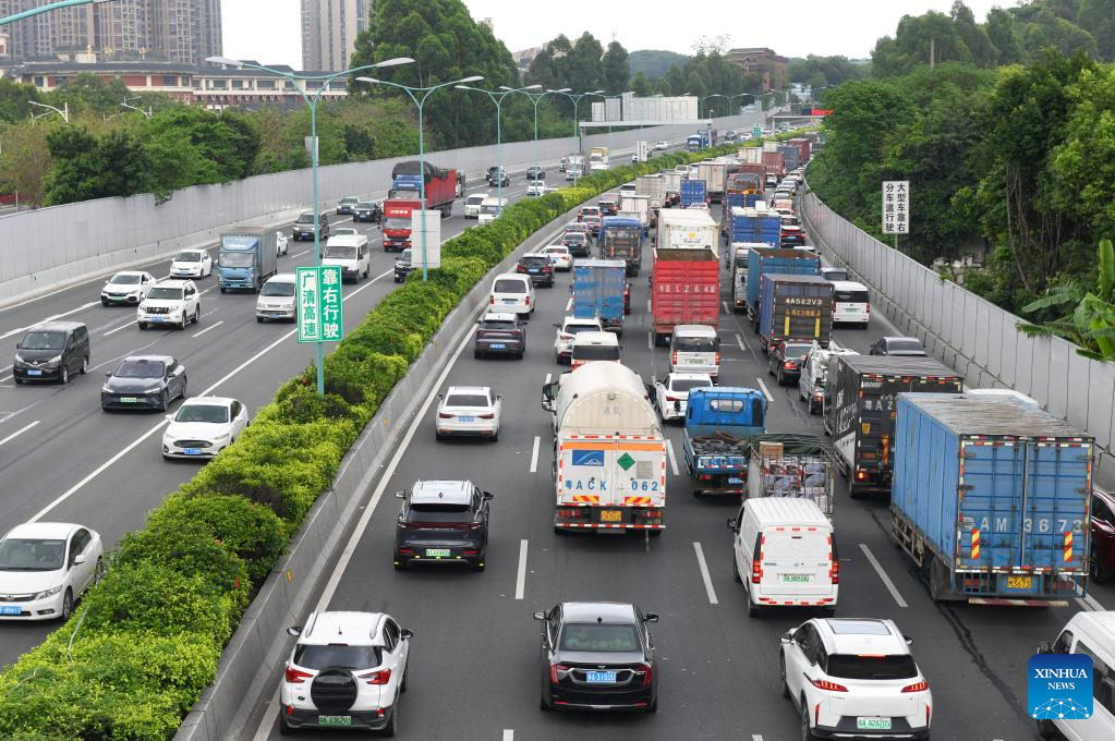 2023 年 4 月 29 日，中国南方广东省广州市周边的高速公路上交通繁忙。/新华社