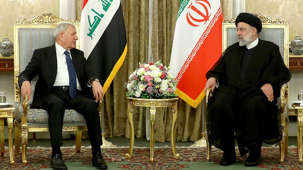 A handout picture provided by the Iranian presidency on April 29, 2023, shows Iranian President Ebrahim Raisi (R) meeting with his Iraqi counterpart Abdul Latif Rashid in Tehran, Iran. /CFP