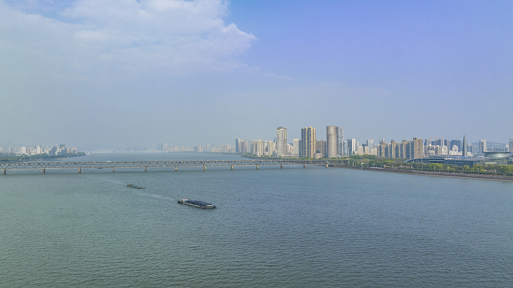 Live: A fascinating view of the Qiantang River in E China's Zhejiang Province