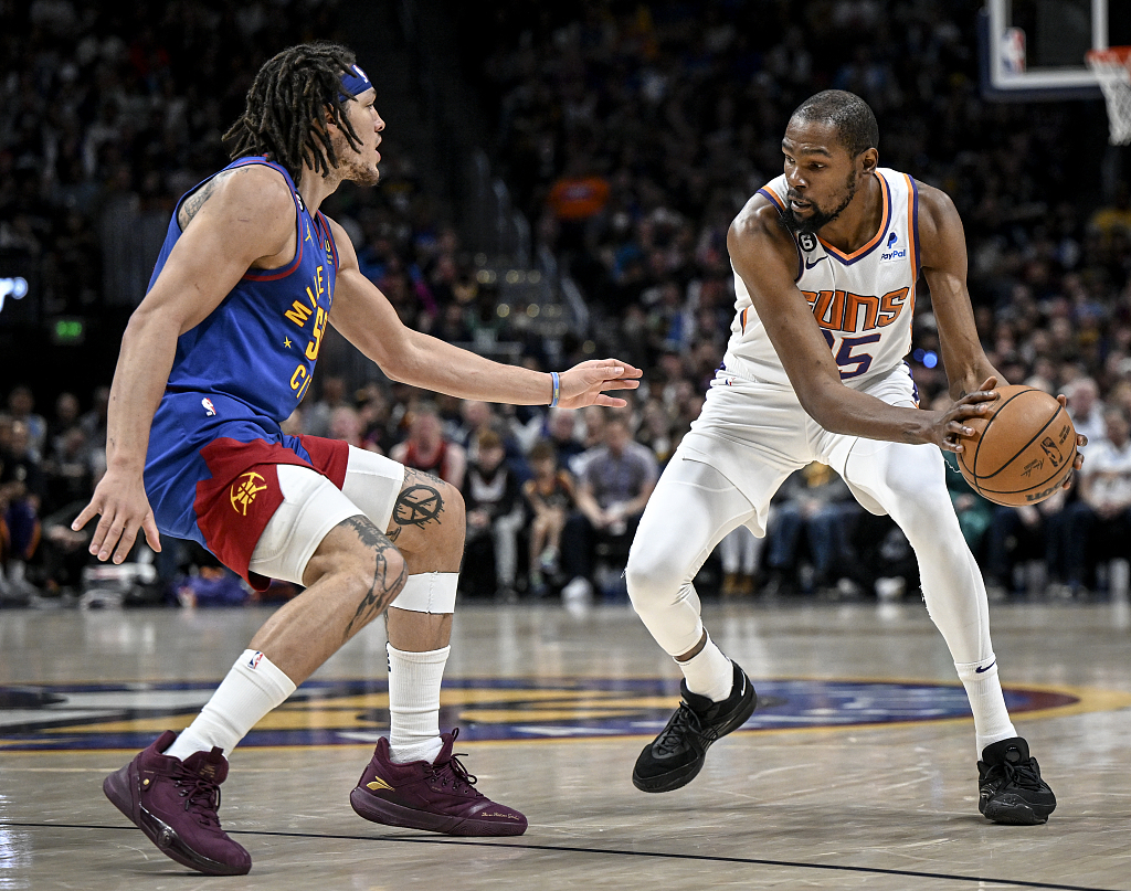 Kevin Durant (R) of the Phoenix Suns makes a move in Game 1 of the NBA Western Conference semifinals against the Denver Nuggets at Ball Arena in Denver, Colorado, April 29, 2023. /CFP