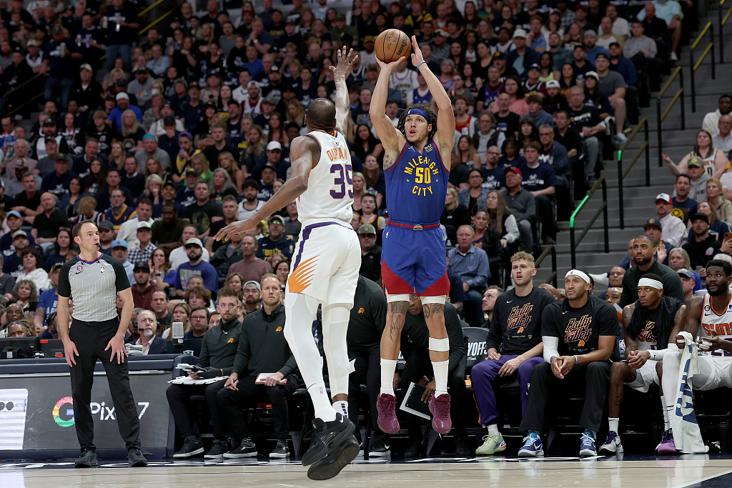 Aaron Gordon (#50) of the Denver Nuggets shoots in Game 1 of the NBA Western Conference semifinals against the Phoenix Suns at Ball Arena in Denver, Colorado, April 29, 2023. /CFP