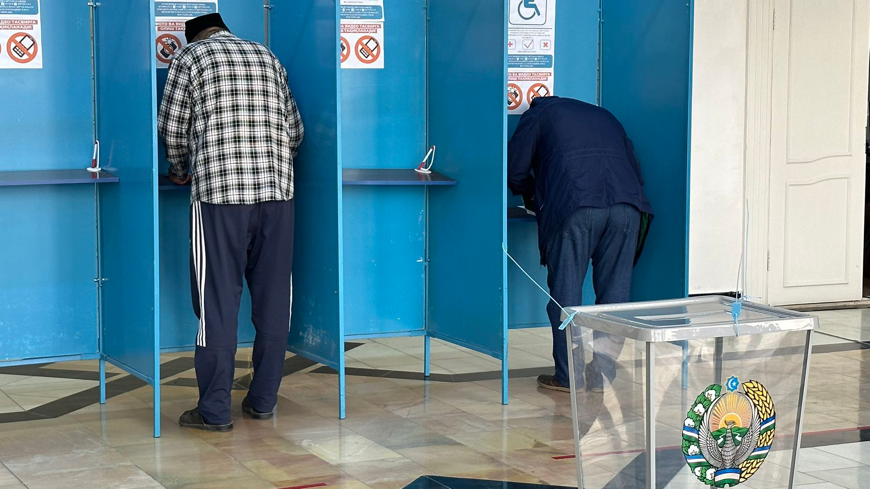 Citizens cast ballots at a polling station in Bukhara, Uzbekistan, April 30, 2023. Feng Yilei, Li Siqi/CGTN