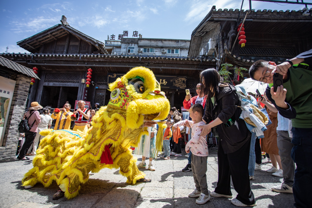 Tourists soak up the stunning scenery and unique folk culture at Hong'an Ancient Town in Xiushan Tujia and Miao Autonomous County, southwest China's Chongqing Municipality, on April 30, 2023. /CFP