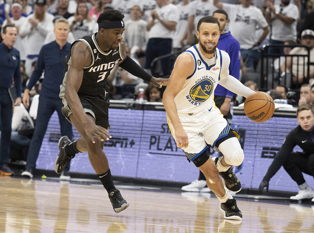 Golden State Warriors guard Stephen Curry (30) drives against Sacramento Kings guard Terence Davis (3) during their Western Conference first round playoffs at Golden 1 Center in Sacramento, California, April 30, 2023. /CFP