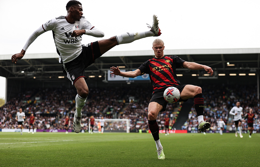 Tosin Adarabioyo (L) of Fulham battles for possession with Erling Haaland of Manchester City during their Premier League clash at Craven Cottage in London, England, April 30, 2023. /CFP