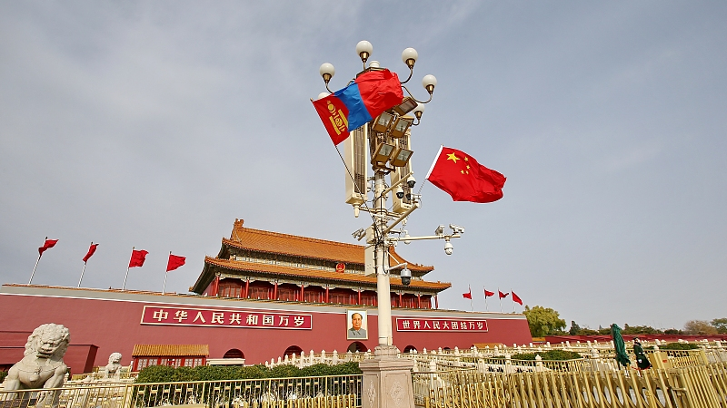 The national flags of China and Mongolia seen at Tiananmen Square, Beijing, capital of China, November 28, 2022. /CFP