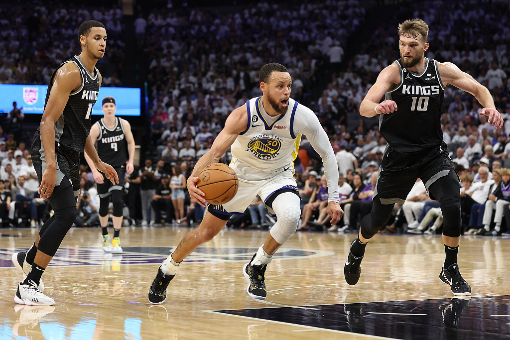 Stephen Curry (#30) of the Golden State Warriors penetrates in Game 7 of the NBA Western Conference first-round playoffs against the Sacramento Kings at the Golden 1 Center in Sacramento, California, on April 30, 2023. /CFP