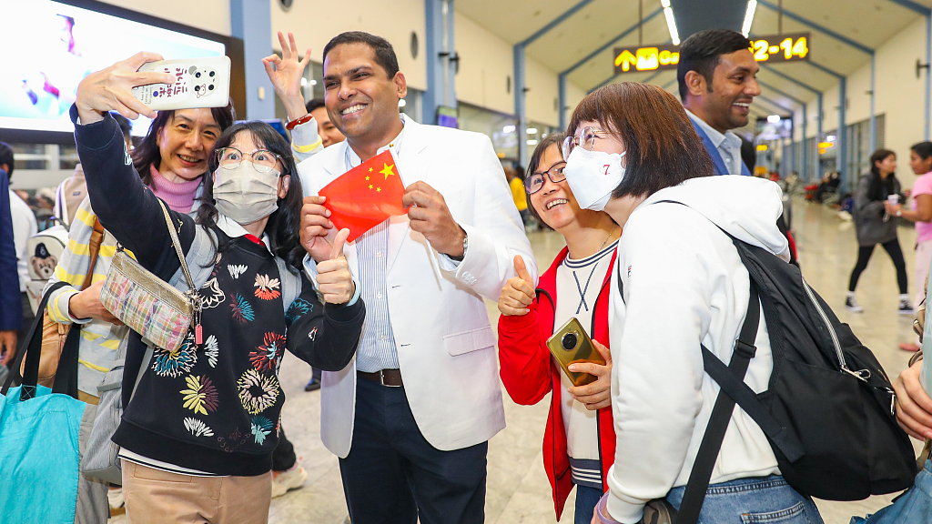 A Chinese tourist takes a selfie with Harin Fernando, the minister of tourism, in Colombo, Sri Lanka, March 1, 2023. /CFP