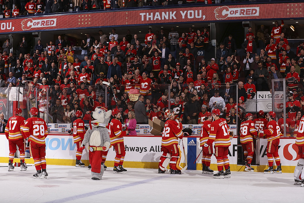 Players of the Calgary Flames look on after the 3-1 win over the San Jose Sharks at the Scotiabank Saddledome in Calgary, Alberta, Canada, April 12, 2023. /CFP