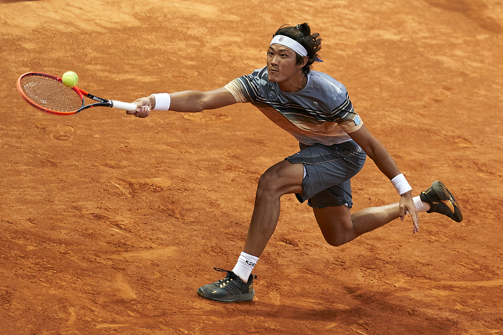 Zhang Zhizhen plays a forehand against Cameron Norrie during the Madrid Open at La Caja Magica in Madrid, Spain, May 1, 2023. /CFP