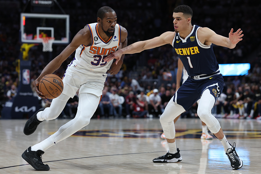 Kevin Durant (L) of the Phoenix Suns penetrates in Game 2 of the NBA Western Conference semifinals against the Denver Nuggets at Ball Arena in Denver, Colorado, May 1, 2023. /CFP