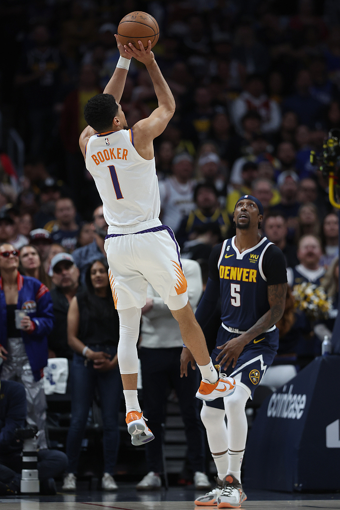 Devin Booker (#1) of the Phoenix Suns shoots in Game 2 of the NBA Western Conference semifinals against the Denver Nuggets at Ball Arena in Denver, Colorado, May 1, 2023. /CFP