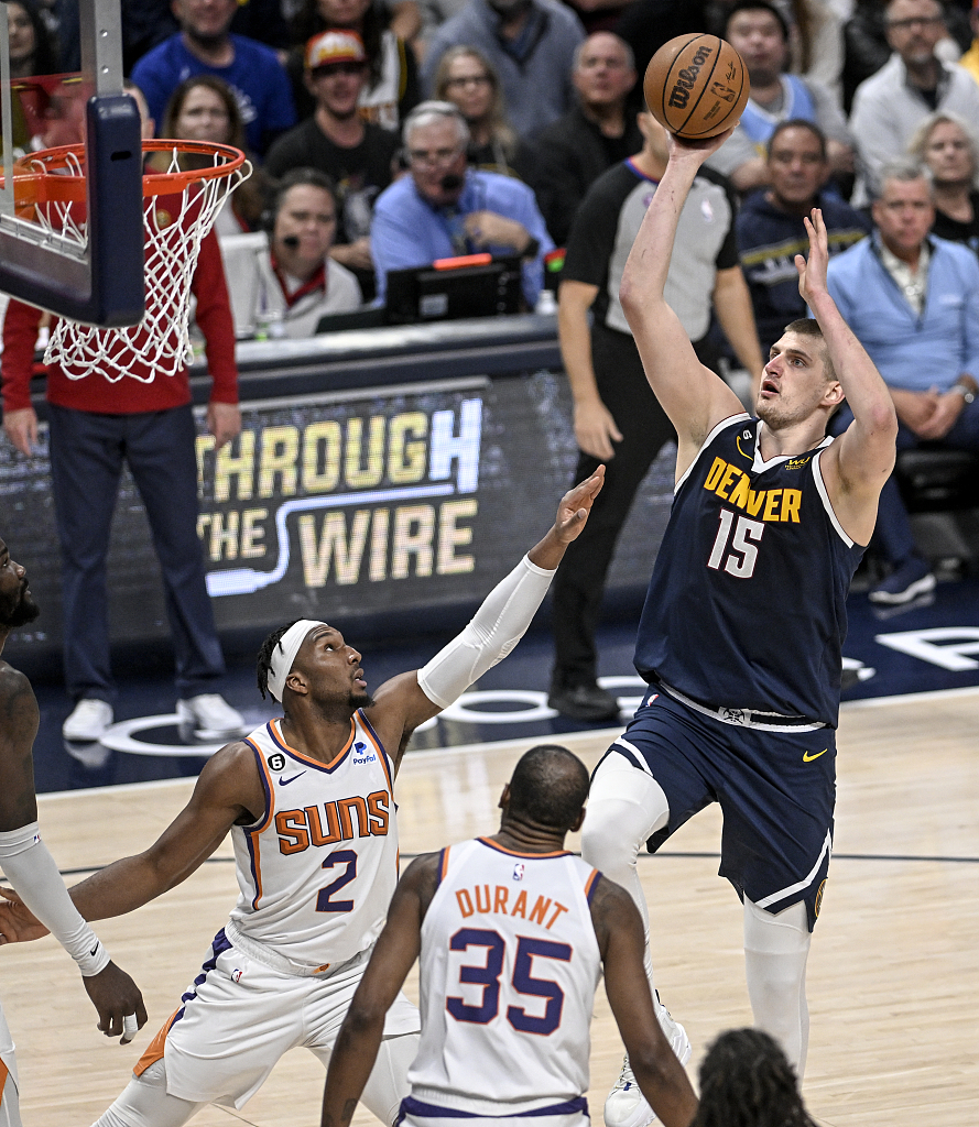 Nikola Jokic (#15) of the Denver Nuggets shoots in Game 2 of the NBA Western Conference semifinals against the Phoenix Suns at Ball Arena in Denver, Colorado, May 1, 2023. /CFP