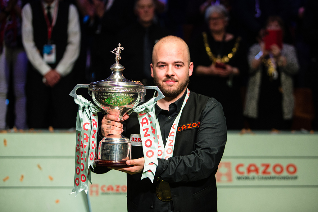 Luca Brecel of Belgium holds the trophy after winning the World Snooker Championship at the Crucible Theatre in Sheffield, England, May 1, 2023. /CFP 