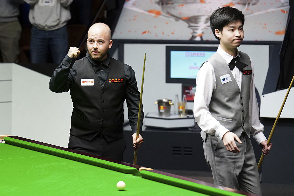 Belgium's Luca Brecel (L) reacts after winning his match against China's Si Jiahui during the World Snooker Championship at the Crucible Theatre in Sheffield, England, April 29, 2023. /CFP