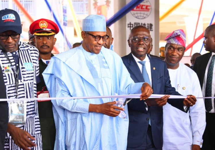 Nigerian President Muhammadu Buhari cuts the ribbon at the inauguration ceremony of the first phase of a China-built electric-powered light rail project in Lagos, Nigeria, January 24, 2023. /Xinhua