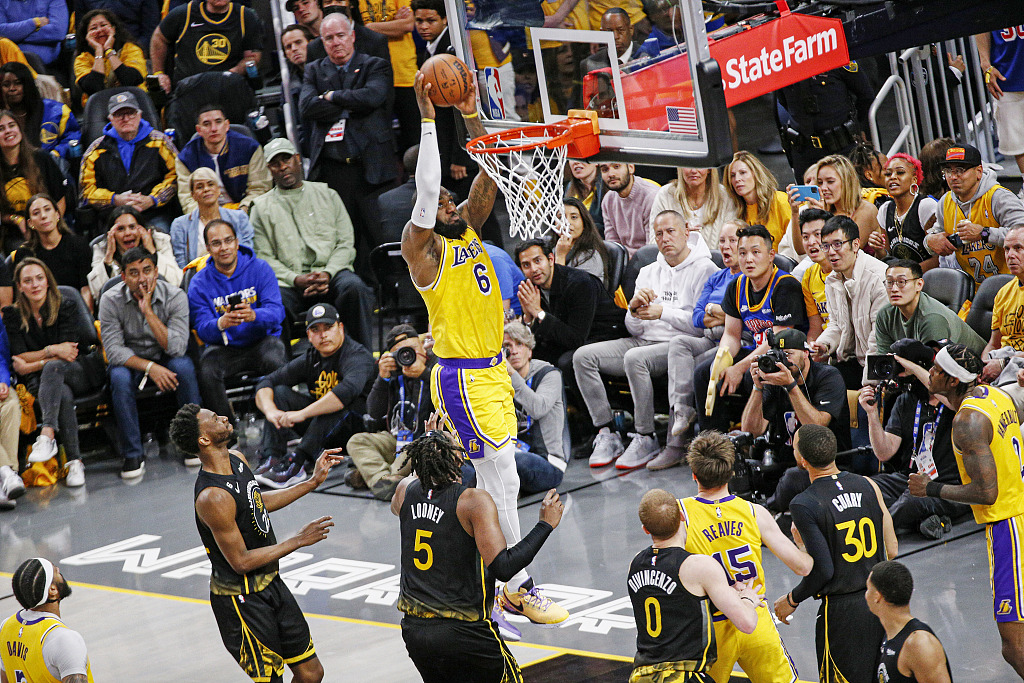 LeBron James (#6) of the Los Angeles Lakers dunks in Game 1 of the NBA Western Conference semifinals against the Golden State Warriors at the Chase Center in San Francisco, California, May 2, 2023. /CFP