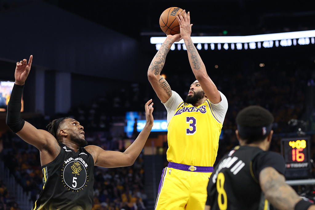 Anthony Davis (#3) of the Los Angeles Lakers shoots in Game 1 of the NBA Western Conference semifinals against ther Golden State Warriors at the Chase Center in San Francisco, California, May 2, 2023. /CFP