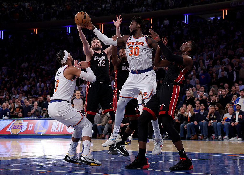 Julius Randle (#30) of the New York Knicks passes in Game 2 of the NBA Eastern Conference semifinals against the Miami Heat at the Madison Square Garden in New York City, May 2, 2023. /CFP