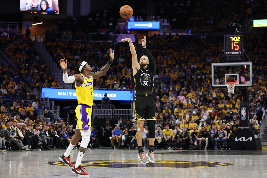 Stephen Curry (#30) of the Golden State Warriors shoots in Game 1 of the NBA Western Conference semifinals against the Los Angeles Lakers at the Chase Center in San Francisco, California, May 2, 2023. /CFP