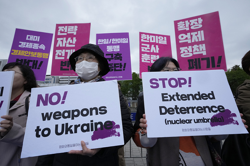 Protesters stage a rally to oppose the visit of South Korean President Yoon Suk-yeol to the United States, in front of the presidential office in Seoul, South Korea, April 26, 2023. /CFP