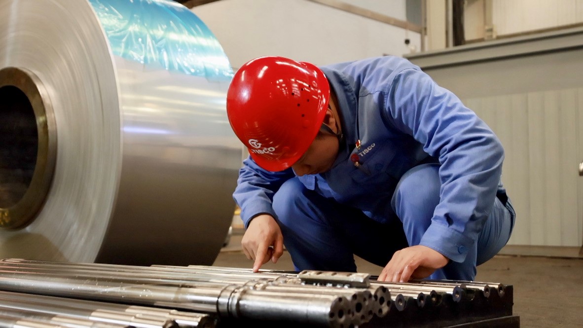 Engineer Liao Xi checks on steel rollers at TISCO, April 26, 2023, Taiyuan, Shanxi Province. /CGTN