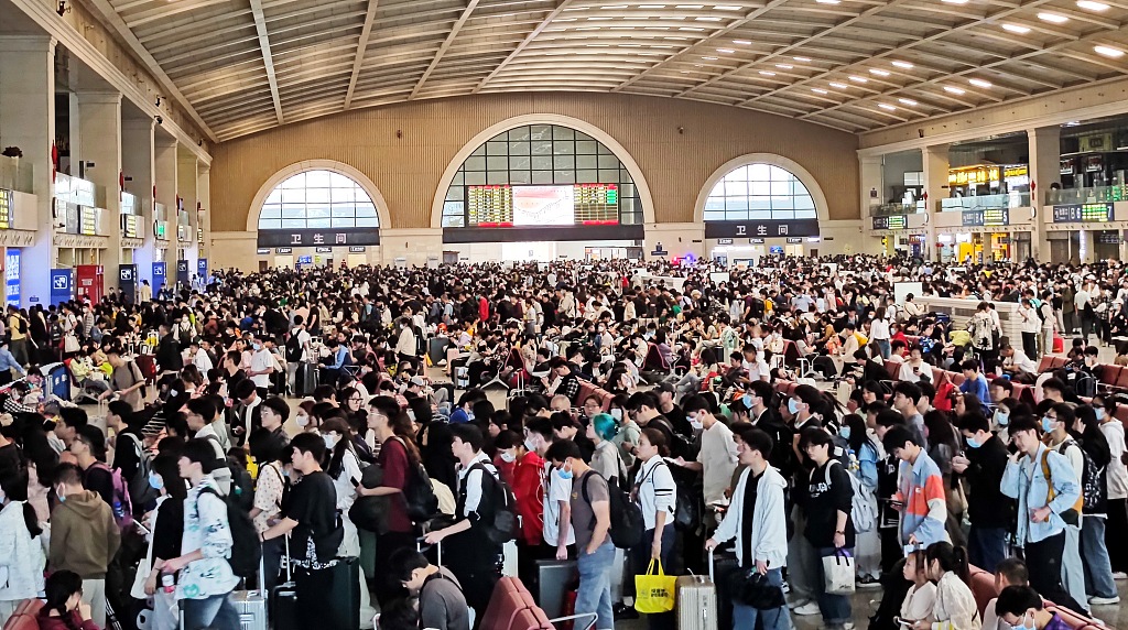 Hankou Railway Station in Wuhan is at peak capacity due to all the returning passengers over the Labor Day holiday. /CFP