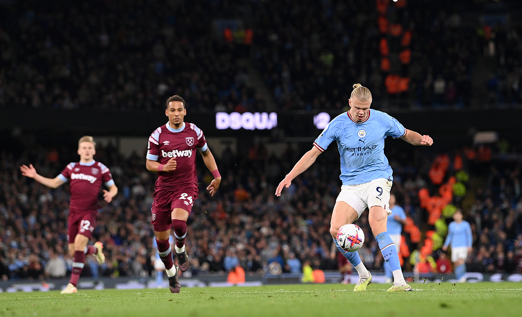 Manchester City striker Erling Harland (R) shoots the ball during the match against West Ham United at Etihad Stadium in Manchester, UK, May 3, 2023. /CFP